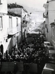 Tito - 1978 - Manifestazione per lo sviluppo e per il lavoro indetta dalle organizzazioni sociali e dagli enti locali  Il corteo attraversa Via Roma